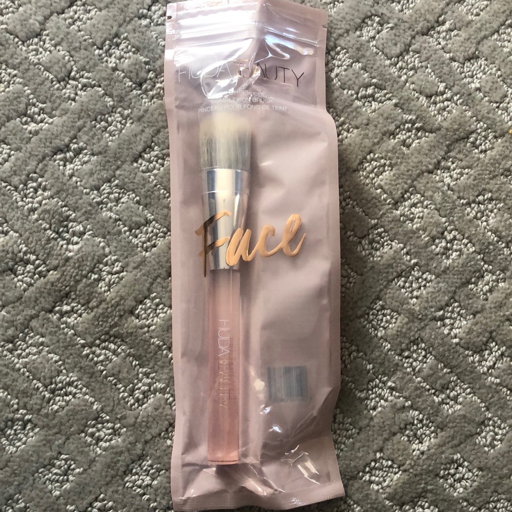 HUDABEAUTY  Face and Cheek Color Complexion brush